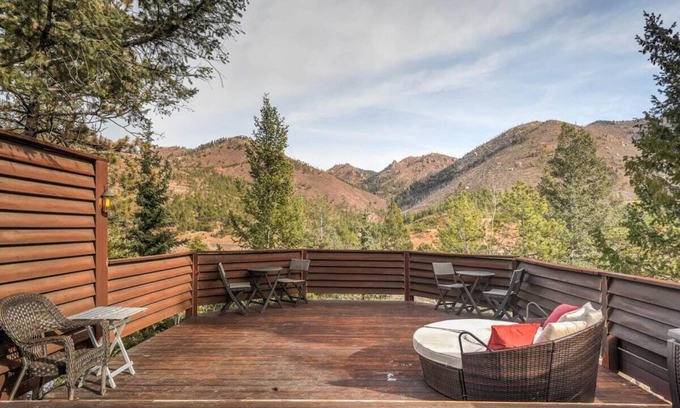 Cascade-Chipita Park Casa | 4BD with Large Deck! Amazing Mountain Views!