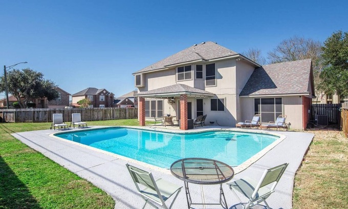 South Side Casa | 4BDR+PrivatePool+Game Room+BBQ+FirePit+Fits12