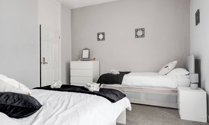 Bootle Casa | 4Bed Contractors + Long Term Free Parking