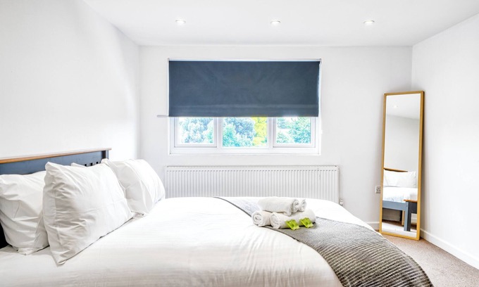 London Borough of Hounslow Apartamento | 4bed house, free parking, garden, and office space