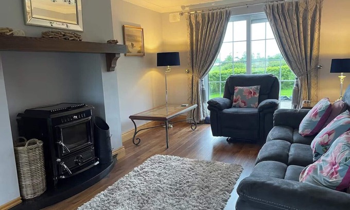 Letterkenny Casa | 4Bedroom House-Letterkenny-PrivateGarden-Sleeps 7
