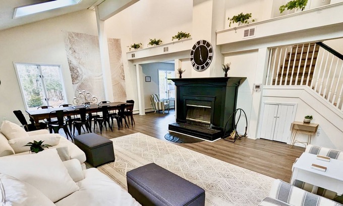 Pocono Summit Chalet De Esquí | 4BR/2.5BA Classy Lakeside Getaway~2Kayaks ~Beach ~Grill~Hot Tub~Movie Rm~Game Rm