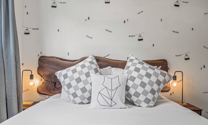 Teepee Town Casa | 4BR 2000sqft Chalet by DT: 15mins to Banff, Epic MTN Views, 2-min Walk to Shops