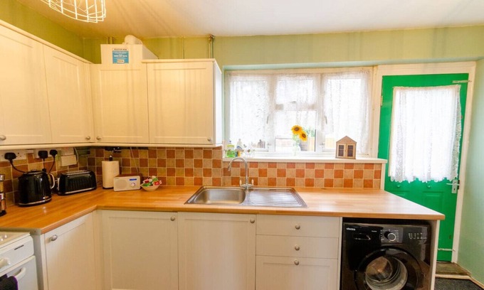 Ipswich Casa | Rands Lodge 4 Bedroom Home