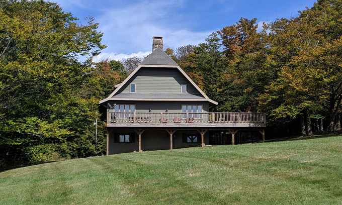 Old Timberline Cabina | 4BR, 3.5 bath. Kid-friendly full home rental with Hot Tub, and an AMAZING view.