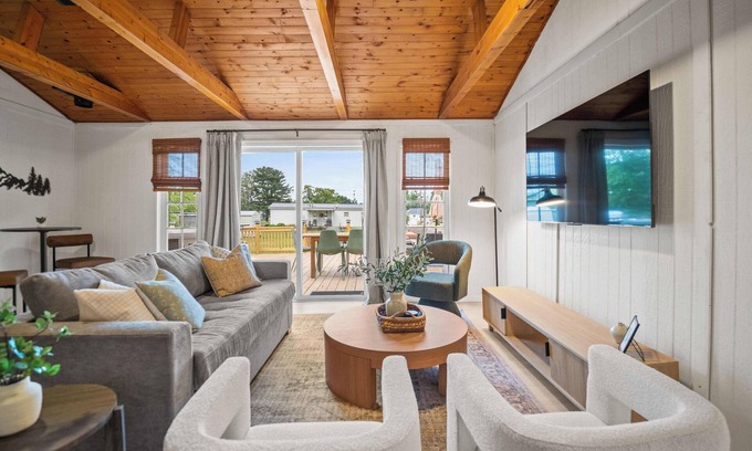 Summerlee Casa | 4br 3ba / 10 min to NRG / hot tub / sauna / firepit
