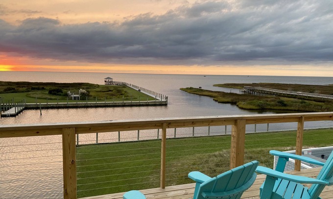 Salvo Casa | 4BR 3BA Waterfront Slice of Heaven! Luxury, hot tub, sunsets, fishing.