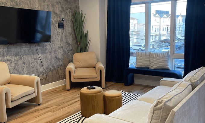 East Newark Apartamento | 4br 5ba w/4 Car Parking, Bonus Rm+ B.Yard-NYC/EWR