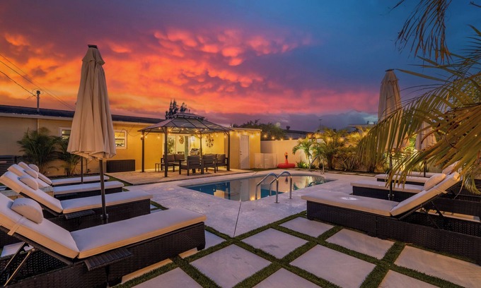 West Palm Beach Villa | 4BR Bio Hackers Retreat - Sauna - Cold Plunge - Hot Tub - Pool - Down Town 5mins