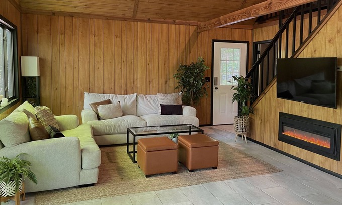 Lakeville Chalet De Esquí | 4BR Cabin in the Amenity Filled Lake Wallenpaupack Estates Lakefront Community