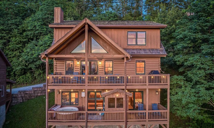Wolf Laurel Cabina | ‼️4BR Cabin w/Ski Resort, Mtn Views & Hot Tub