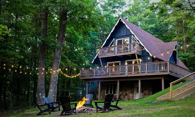 Swanton Chalet De Esquí | 4BR charming cabin with firepit and lake access
