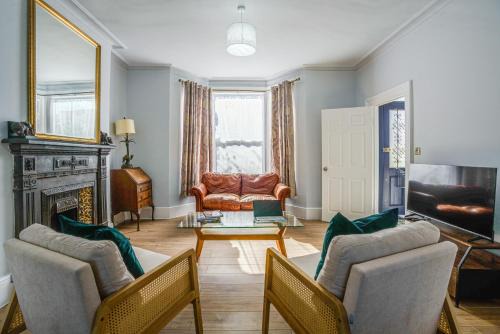 Manor Park Casa | 4BR Family Home, Garden, WiFi, 5mins to Elisabeth Line & 10min to Stratford