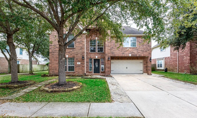 Klein Casa | 4BR Furnished Lakeside Welcomes 31+ Day Stays!