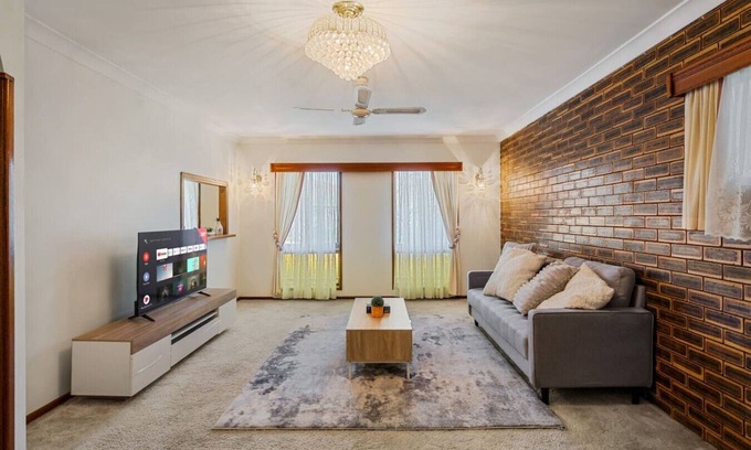Sunnybank Casa | 4BR Garden Patio Retreat Near Food Shops & Transit