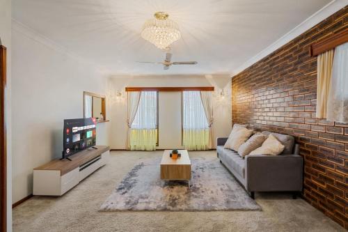 Sunnybank Casa | 4BR Garden Patio Retreat Near Food Shops and Transit