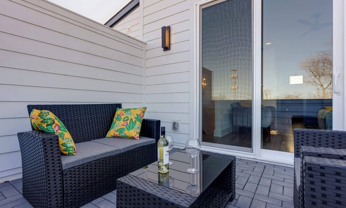 Downtown Nashville Casa | 4BR Getaway for 12 w/Balcony, Mins to Broadway!