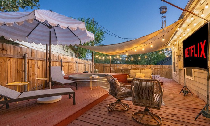 University Hills and Windsor Park Casa | 4BR Heated Pool & Theater for Group, ACL/F1, Min to DT, UT, and Moody Center