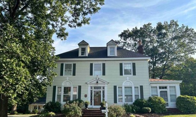 Reidsville Casa | 4BR Historic Home and 2BR Guest House in Reidsville
