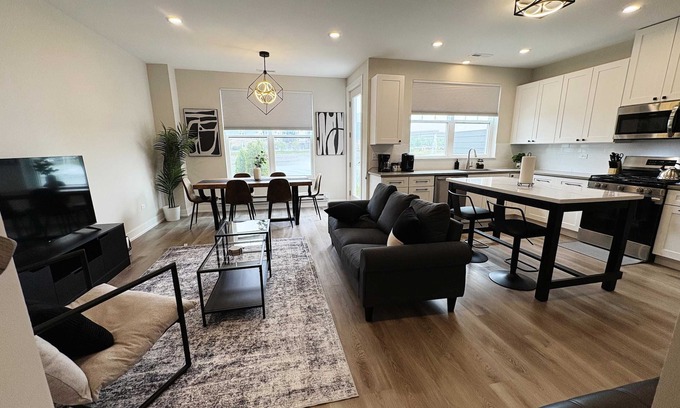 Warrenville Apartamento | 4BR Home – Well-Furnished, Garage Included