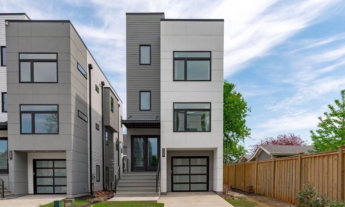 Downtown Casa | 4br House Ensuite with Amazing Day & Night Roof Top Views in Raleigh