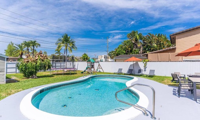 Dania Beach Apartamento | 4BR House, Heated Pool 5 mins to Beach Game Room