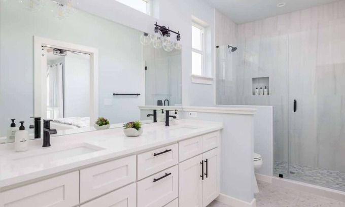 Govalle Casa | 4BR, King Beds, Free Parking, East Side | Eastview