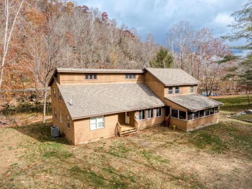 Kellysville Casa | 4BR Lodge on Wolf Creek - Fishing, Hiking, New River Fun and Hokie Weekends