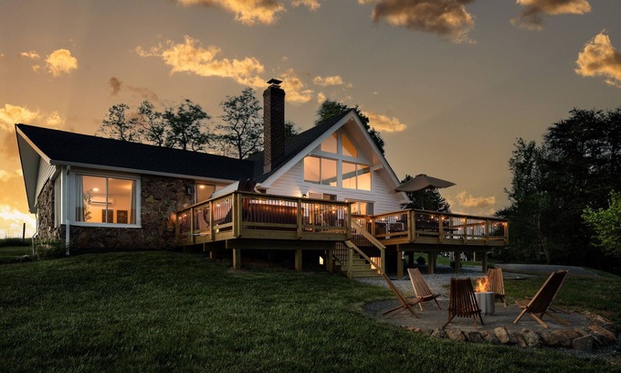 Luray Cabaña | 4BR! Mountain View! Hot Tub! Fire Pit. Games. King beds. Sleep 8! Near SNP.