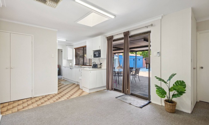 Girrawheen Casa | 4BR Pool House Close to Shops