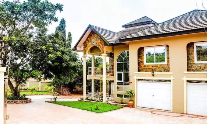 Legon Cama Y Desayuno | 4br Regal Palm Villa Unit. Where comfort meet serenity