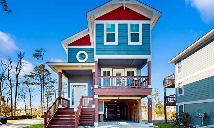 Colington Casa | 4BR remodeled home w/pool, game room, firepit, W/D