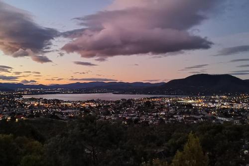 West Moonah Casa | 4BR Retreat with Stunning Derwent River Panorama