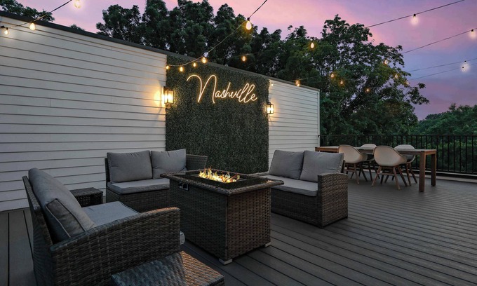 Maynor Place Casa | 4BR Rooftop Stay for 12 w/Fire Pit, Near Broadway!