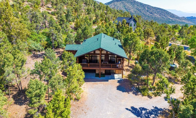 Mount Charleston Cabina | 4BR Sneak-Away Log Cabin: Mountain View & Garage
