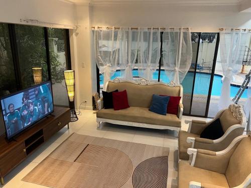 Antipolo Apartamento | 4BR Tipolo rest house with Pool Sauna billiards hockey