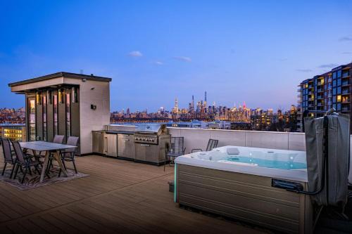 North Bergen Casa | 4BR Townhome with NYC Views