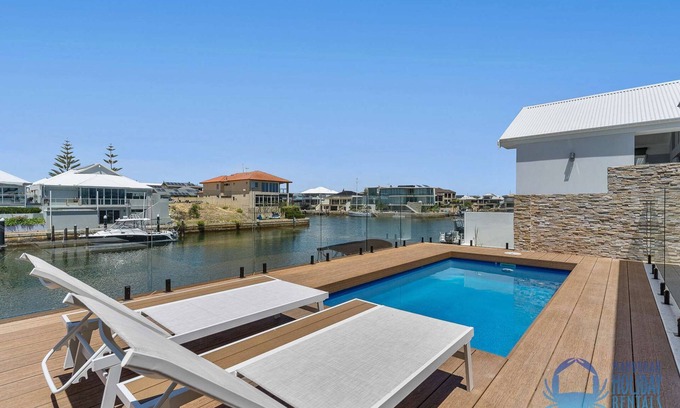 Wannanup Casa | 4BR Tranquil Luxury by the Canal in Wannanup