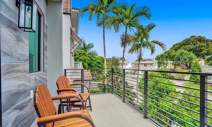 Colee Hammock Casa | 4BR w htd Pool Walk to Las Olas 5mins to Beach