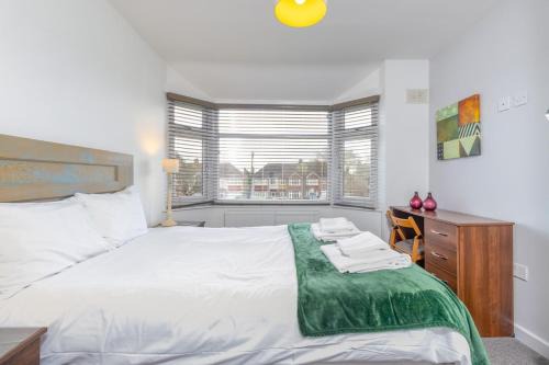 Wyken Casa | 4BR with Private Parking