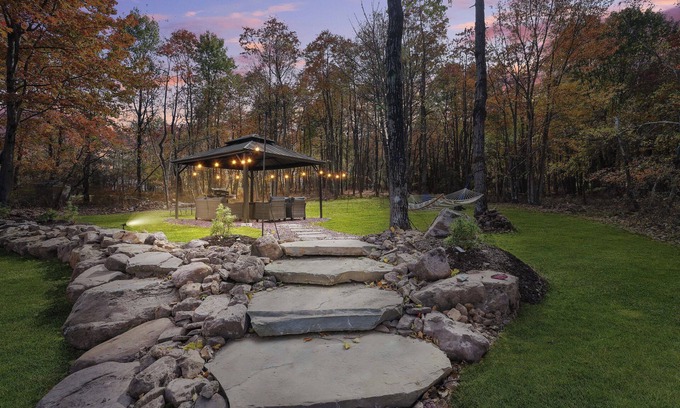 Long Pond Chalet De Esquí | 4min to Lake, 8min to Kalahari, Firepit, Fire table, Gas Grill, Gazebo & 300Mbps