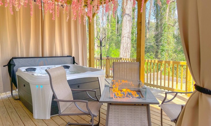 Decatur Casa | 4Seasons Retreat | Pet-Friendly Atlanta Getaway w/Game Room & Themed Suites