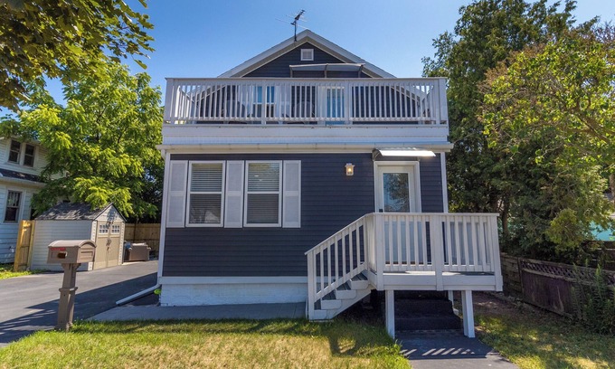 Two Rivers Casa | 4th house from Wisconsin’s best Lake Michigan beach! - Arcade room.