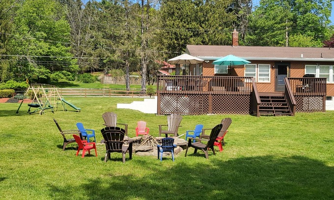 Greentown Casa | 4th night free. Pocono mountain. 2 mins to Lake Wallenpaupack. 30 mins to Ski.