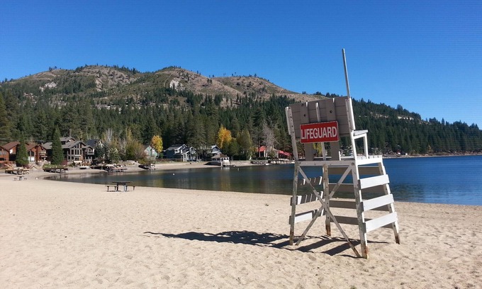 Donner Lake Woods Chalet De Esquí | Casa de playa remodelada - Duerme 14-22 - 4 camas, 5 BA + 2 habitaciones adicionales Mascotas Ok Bañera de hidromasaje
