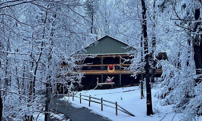 Kodak Casa | 5 BDRM Cabin 15 miles from Dollywood! HUGE porch & games! 3 miles from Buc-ees!