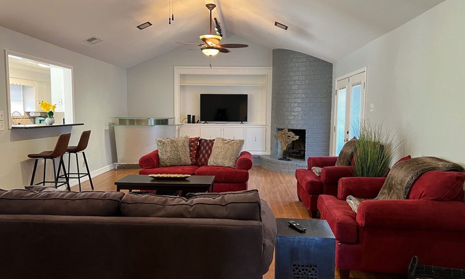 South Side Casa | 5 BDRMS. Corp or Vacay. Centrally Located. Ample