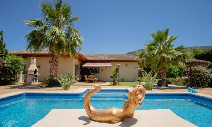 El Albir Villa | LUXURY! 5-bed chalet in Albir, with swimming pool, AC, 20-min-walk to beach.