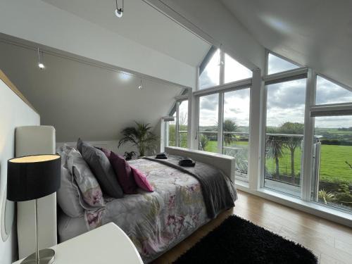 Tavistock Casa | 5 Bed House-Sleeps 14-Hot Tub-Bar-Garden-Parking