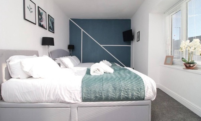 Castle Apartamento | 5 Bed House - Sleeps 16 - Parking - Wifi
